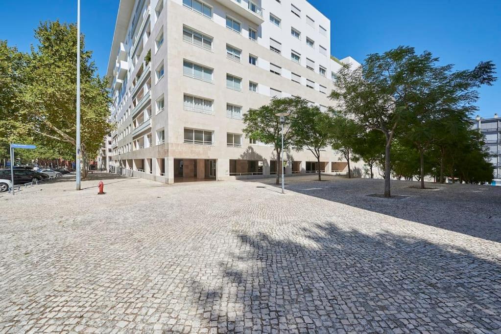 Modern Apartment In Parque Das Nacoes Lisbon Exterior photo